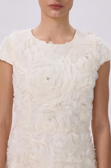 فستان أبيض ميدي بورود بارزه | فستان أنيق للمناسبات