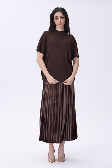 بلوزة بنية بأزرار جانبية أنيقة