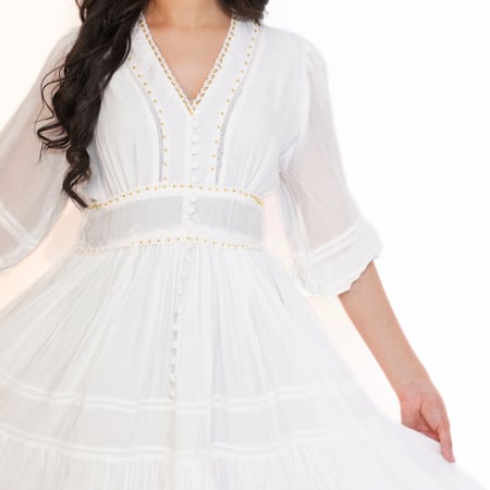 فستان مزين بالؤلؤ الذهبي