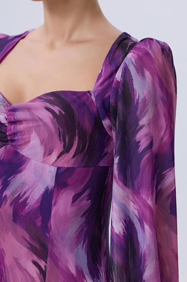 فستان بنفسجي مطبع طويل بياقة مربعة