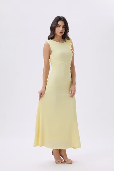 فستان أصفر طويل بتفصيل وردة على الكتف