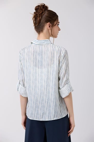 بلوزة كتان بتقليمات