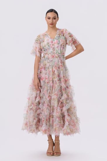 فستان بطبقات التول ونقشة الورد