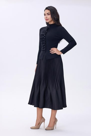 بلوزة بلوزة أسود بتفاصيل أزرار وكسرات أمامية