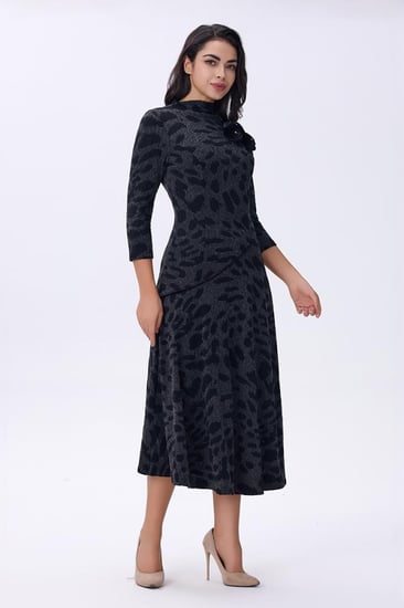 فستان رمادي بنقشة فهد وزهرة جانبية