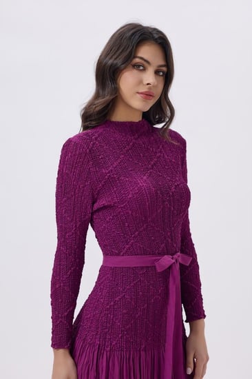 فستان ميدي بنفسجي بأكمام طويلة وتنورة مكسرة