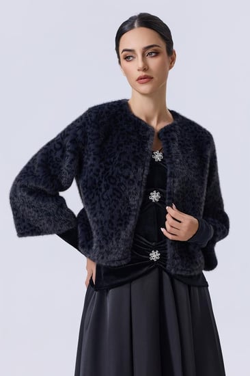 جاكيت فرو أسود نمري