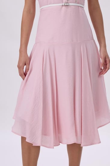 فستان وردي بتطريز على الكتف