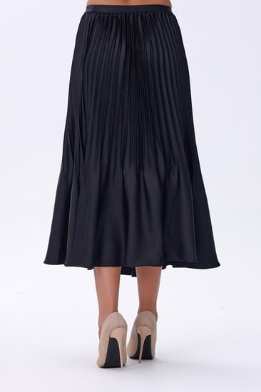 تنورة بليسيه ساتان بلون أسود