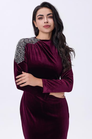 فستان شتوي  عنابي مخملي بلمسة لامعة