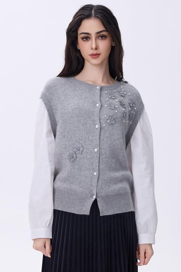 بلوزة رمادية وأكمام بيضاء بتطريز لؤلؤ وزهور ناعمة