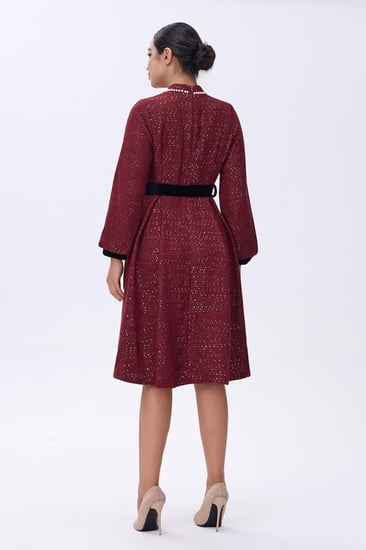 فستان سهره عنابي أنيق بحزام ساتان أسود