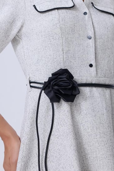 فستان ميدي رمادي بحزام مزين بوردة