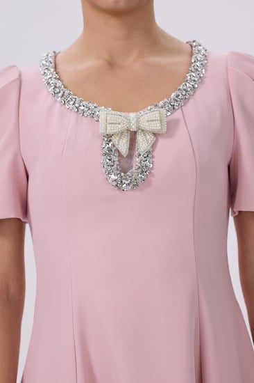 فستان وردي بياقة كرستال