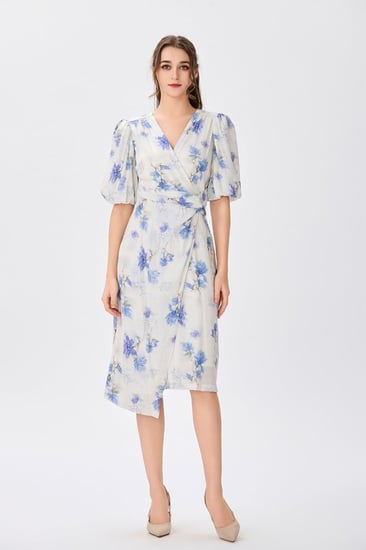 فستان كريب ناعم اوف وايت بنقشة الورد الأزرق