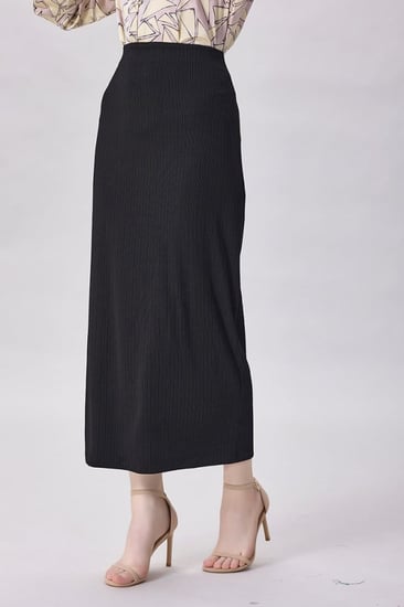 تنورة مقلم اسود ميدي