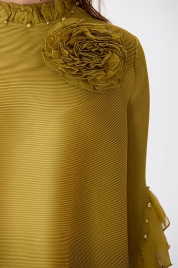 فستان بليسية بياقة كشكش ناعم