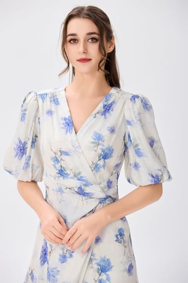 فستان كريب ناعم اوف وايت بنقشة الورد الأزرق