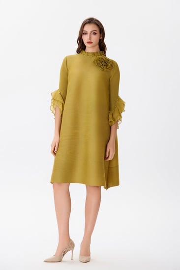 فستان بليسية بياقة كشكش ناعم