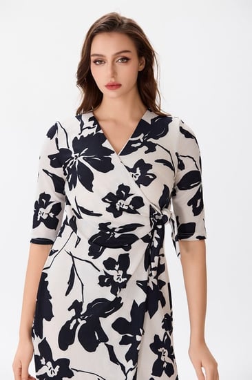 فستان قطن اوف وايت بنقشة الورد الأسود