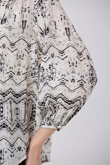 بلوزة ستان ناعم بنقشة