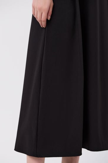 تنورة كريب اسود مع ازرار