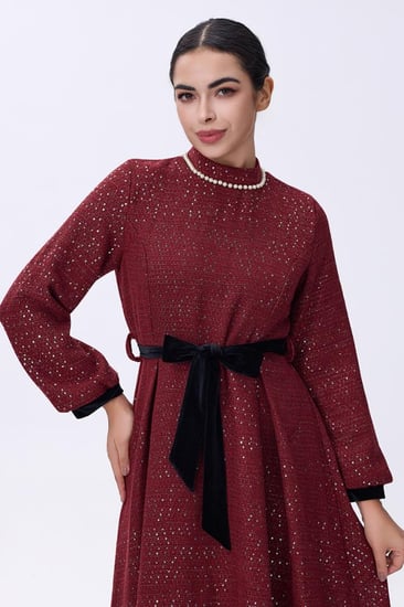 فستان سهره عنابي أنيق بحزام ساتان أسود