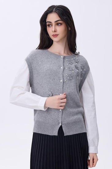 بلوزة رمادية وأكمام بيضاء بتطريز لؤلؤ وزهور ناعمة