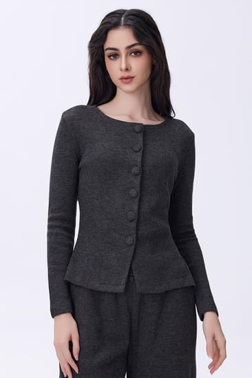 طقم رمادي أنيق بقصة كلاسيكية