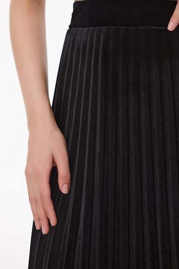 تنورة كلوش مخمل