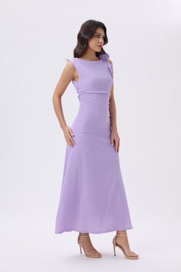 فستان بنفسجي طويل بتفصيل وردة على الكتف