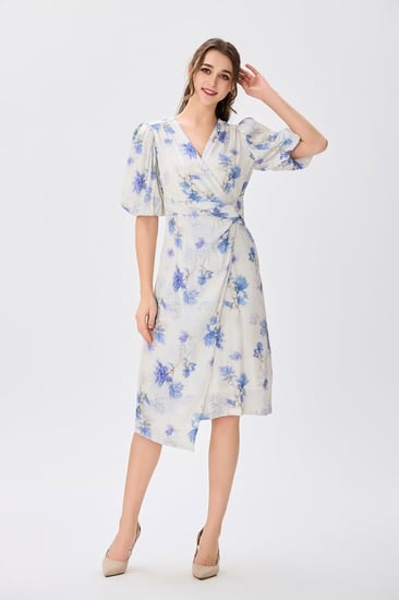 فستان كريب ناعم اوف وايت بنقشة الورد الأزرق