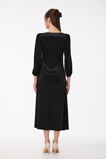 فستان مخمل مع اكسسوار