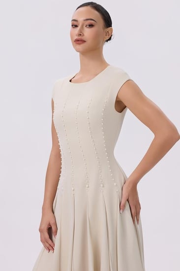 فستان بيج مطرز باللؤلؤ