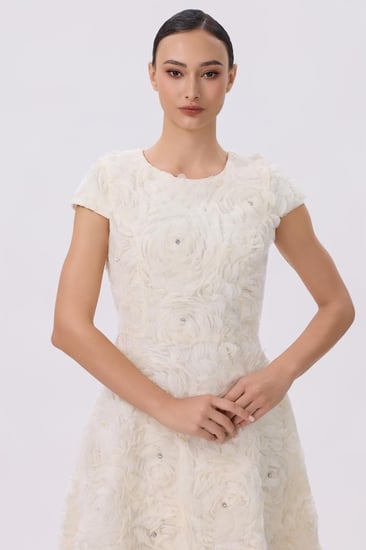 فستان أبيض ميدي بورود بارزه | فستان أنيق للمناسبات