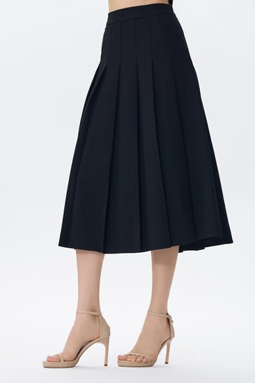 تنورة ميدي سوداء بكسرات أمامية