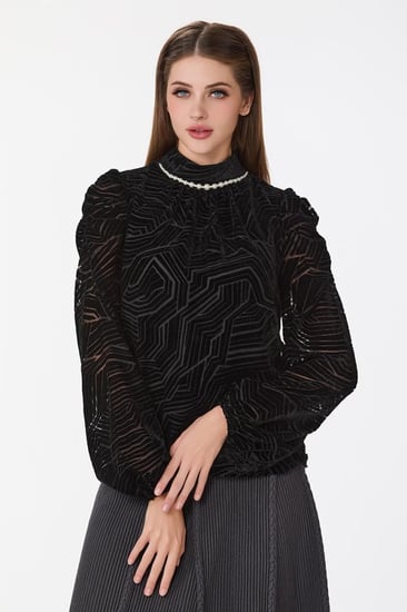 بلوزة طبع مخمل