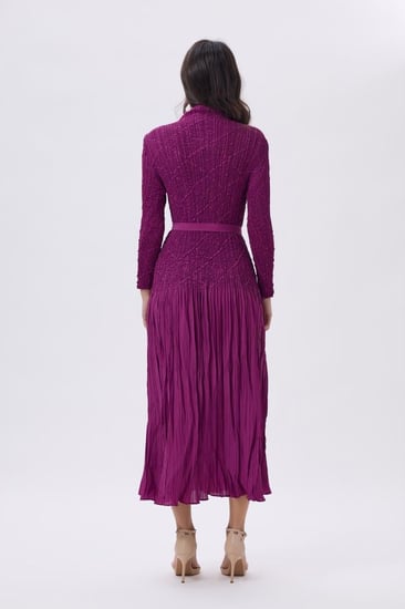 فستان ميدي بنفسجي بأكمام طويلة وتنورة مكسرة