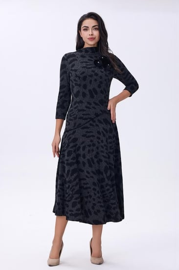 فستان رمادي بنقشة فهد وزهرة جانبية