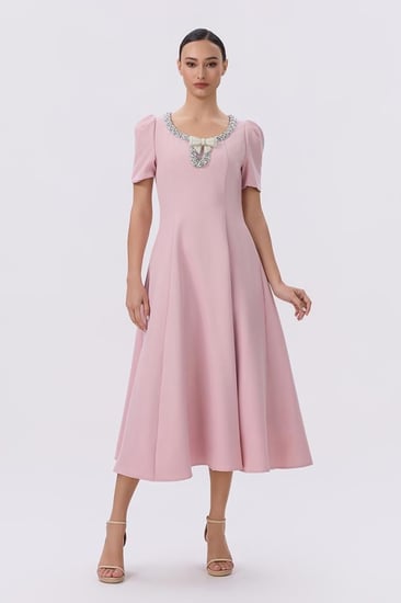 فستان وردي بياقة كرستال