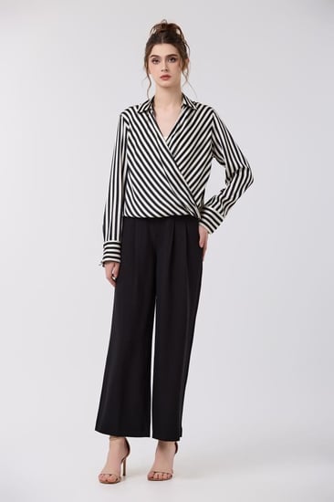 بلوزة بقصة صدر مزدوج