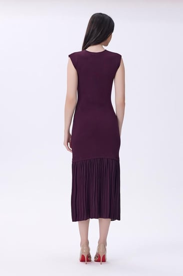 فستان بورغندي مزين باللؤلؤ وتنورة بليسيه