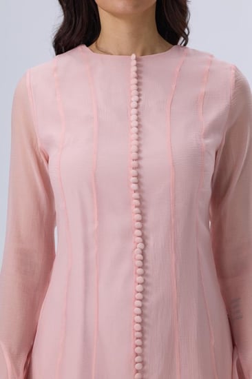 فستان وردي قصير بأكمام واسعة وكشكش أنثوي | Prando