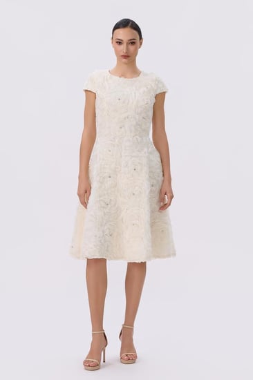 فستان أبيض ميدي بورود بارزه | فستان أنيق للمناسبات