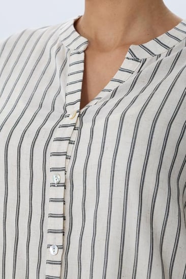 بلوزة مخططة أنيقة بقصة مريحة