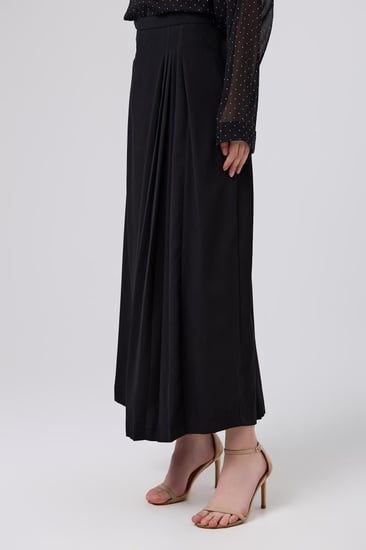 تنورة كريب أسود