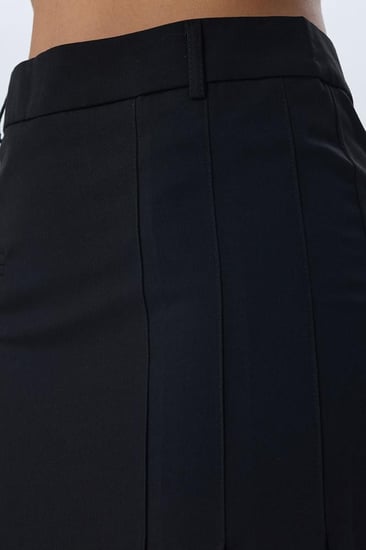 تنورة رسمية بكسرات جانبية بلون أسود أنيق