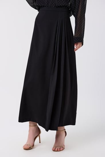 تنورة كريب أسود