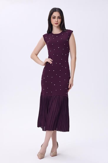 فستان بورغندي مزين باللؤلؤ وتنورة بليسيه