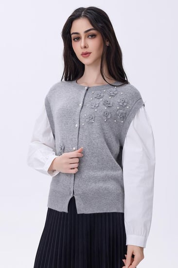 بلوزة رمادية وأكمام بيضاء بتطريز لؤلؤ وزهور ناعمة